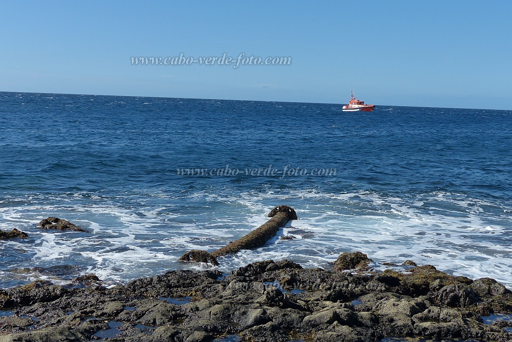 Santo Anto : Canjana Praia Formosa : rosty remains of SS John Schmeltzer : History siteCabo Verde Foto Gallery