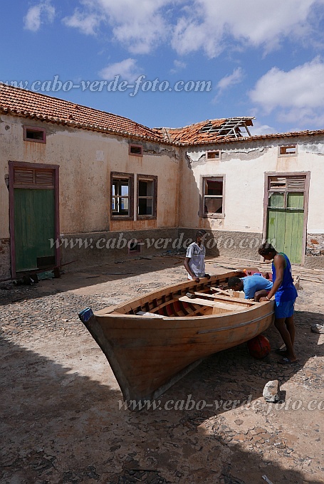 São Nicolau : Carrical : Boat building in the old fish factory : People WorkCabo Verde Foto Gallery