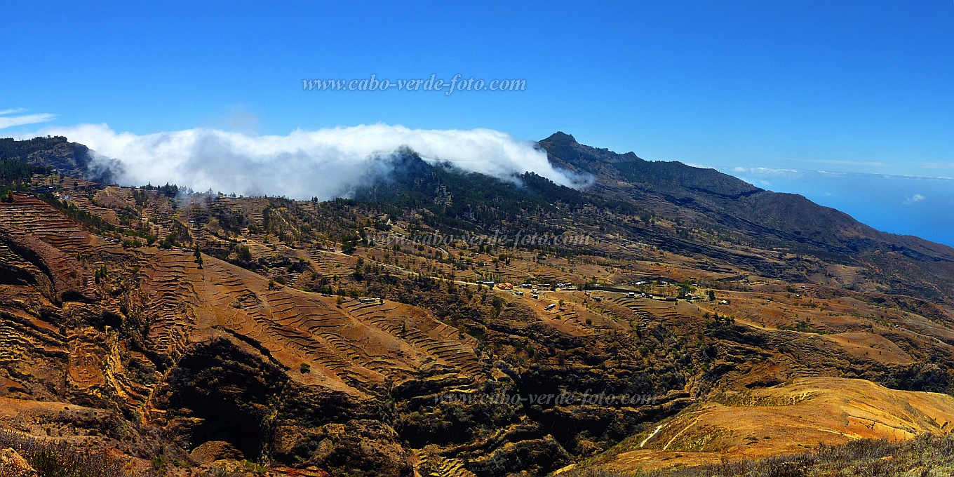 Santo Anto : Morro de Vento : Panorama view over Lombo de Figueira to Pico da Cruz : Landscape MountainCabo Verde Foto Gallery