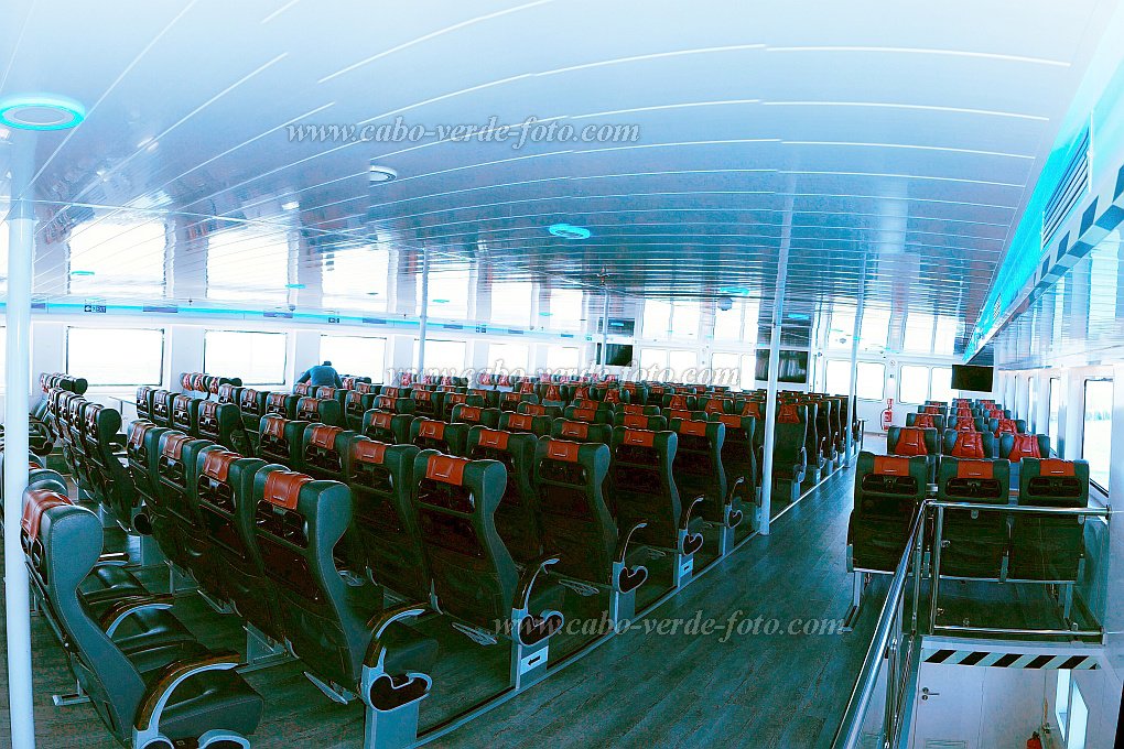 Santo Anto : Porto Novo : Ns ferry Mar de Canal Salo de passageiros : Technology TransportCabo Verde Foto Gallery