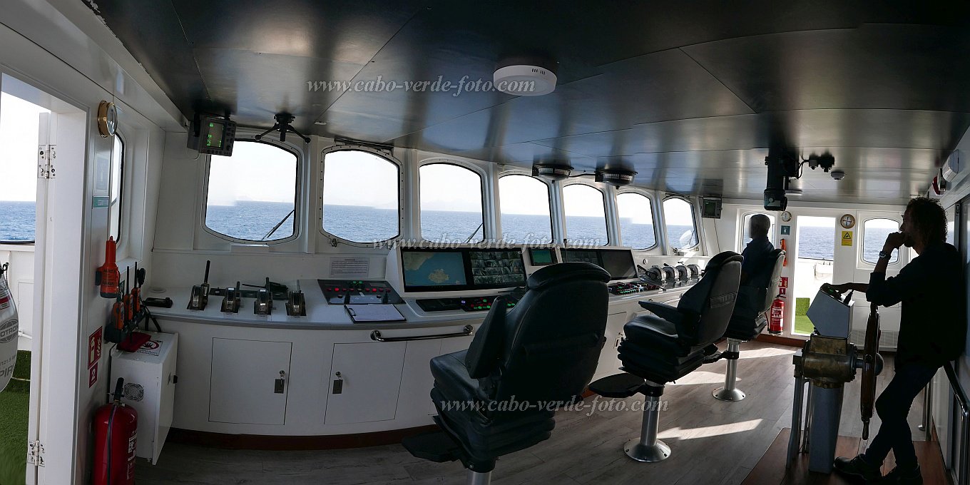 Santo Anto : Porto Novo : Ns ferry Mar de Canal  Command bridge : Technology TransportCabo Verde Foto Gallery