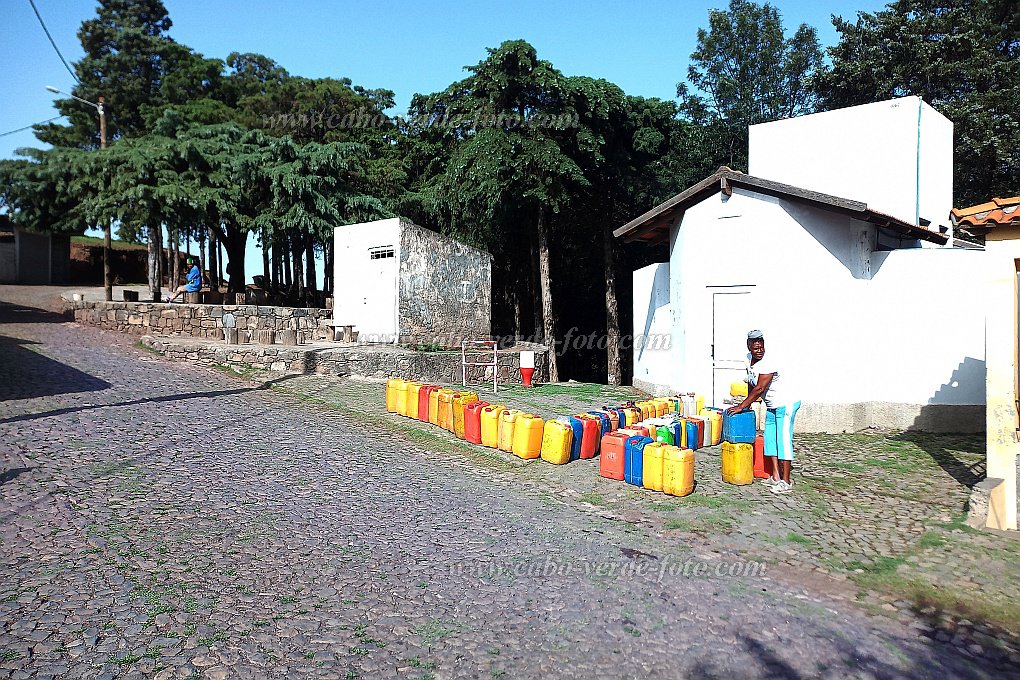 Santo Anto : Pico da Cruz Cova do Engenheiro : water distribution point during rainy season : People WorkCabo Verde Foto Gallery