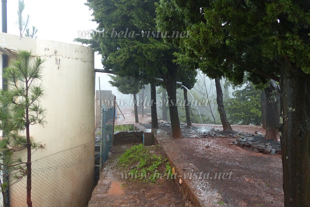 Santo Anto : Pico da Cruz Lombo Vermelho : Rain watertank overflow : Technology AgricultureCabo Verde Foto Gallery