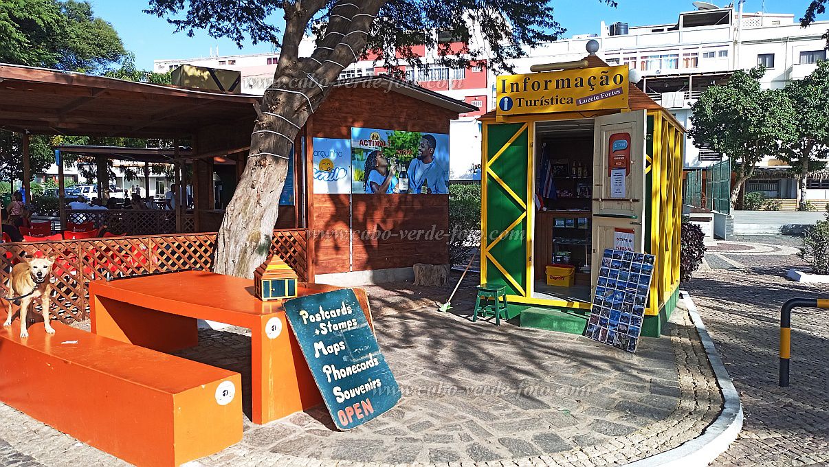 Insel: So Vicente  Wanderweg: 101 Ort: Mindelo Praa Aurlio Gonalveks Motiv: Kiosk Turisteninformation Lucete Fortes Motivgruppe: Landscape Town © Pitt Reitmaier www.Cabo-Verde-Foto.com