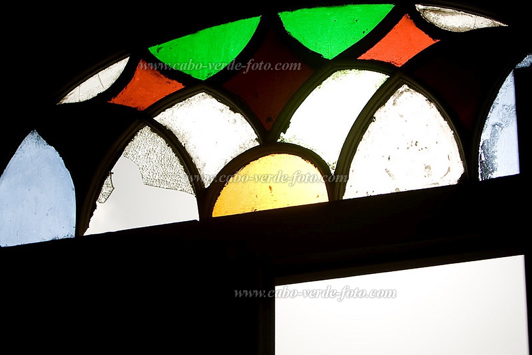 S�o Vicente : Mindelo : coulored window : Technology ArchitectureCabo Verde Foto Gallery