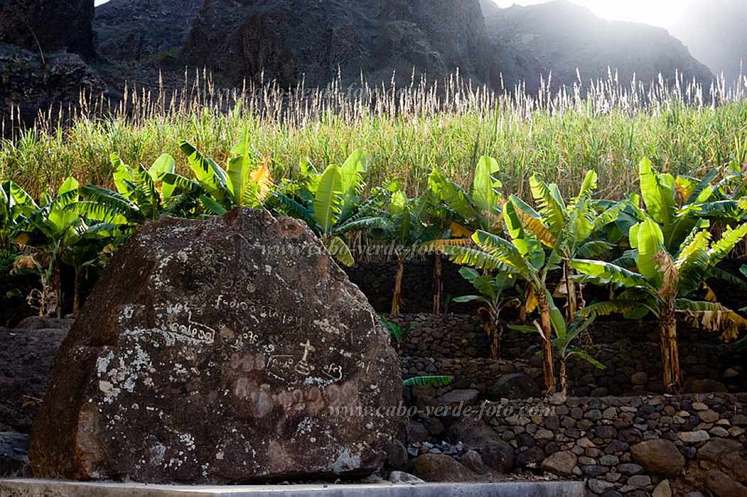 Insel: Santo Anto  Wanderweg: 106 Ort: R de Penede  Motiv: beschrifteter Stein Motivgruppe: Art © Florian Drmer www.Cabo-Verde-Foto.com