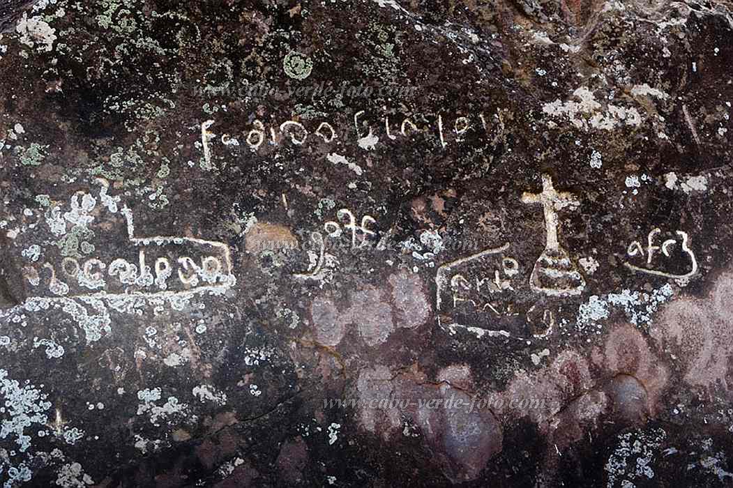 Santo Anto : R de Penede  : writing on bolder : History artifactCabo Verde Foto Gallery