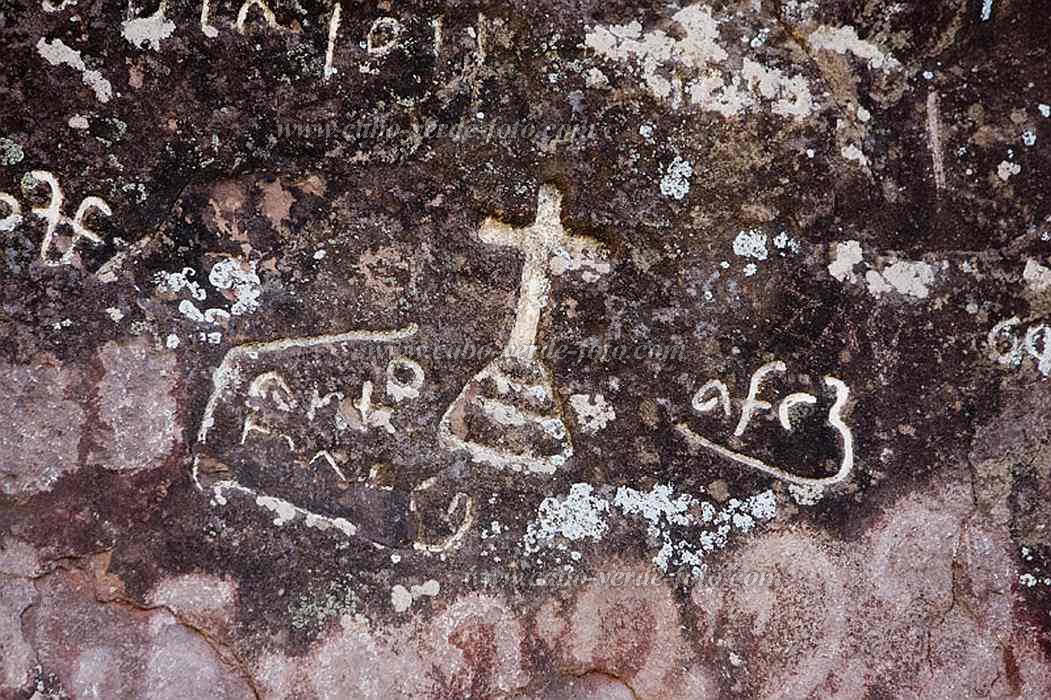 Insel: Santo Anto  Wanderweg: 106 Ort: R de Penede  Motiv: beschrifteter Stein Motivgruppe: History artifact © Florian Drmer www.Cabo-Verde-Foto.com