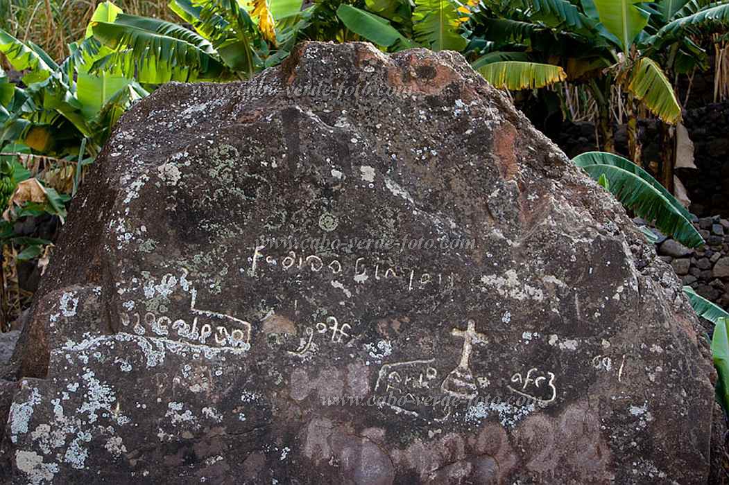 Insel: Santo Anto  Wanderweg: 106 Ort: R de Penede  Motiv: beschrifteter Stein Motivgruppe: History artifact © Florian Drmer www.Cabo-Verde-Foto.com