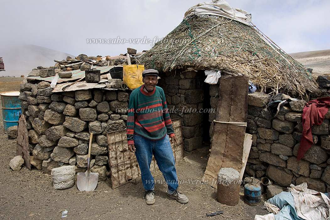 Insel: Santo Ant�o  Wanderweg:  Ort: Norte - Lagoinha Motiv: K�serei Motivgruppe: People Work &copy; Florian D�rmer www.Cabo-Verde-Foto.com