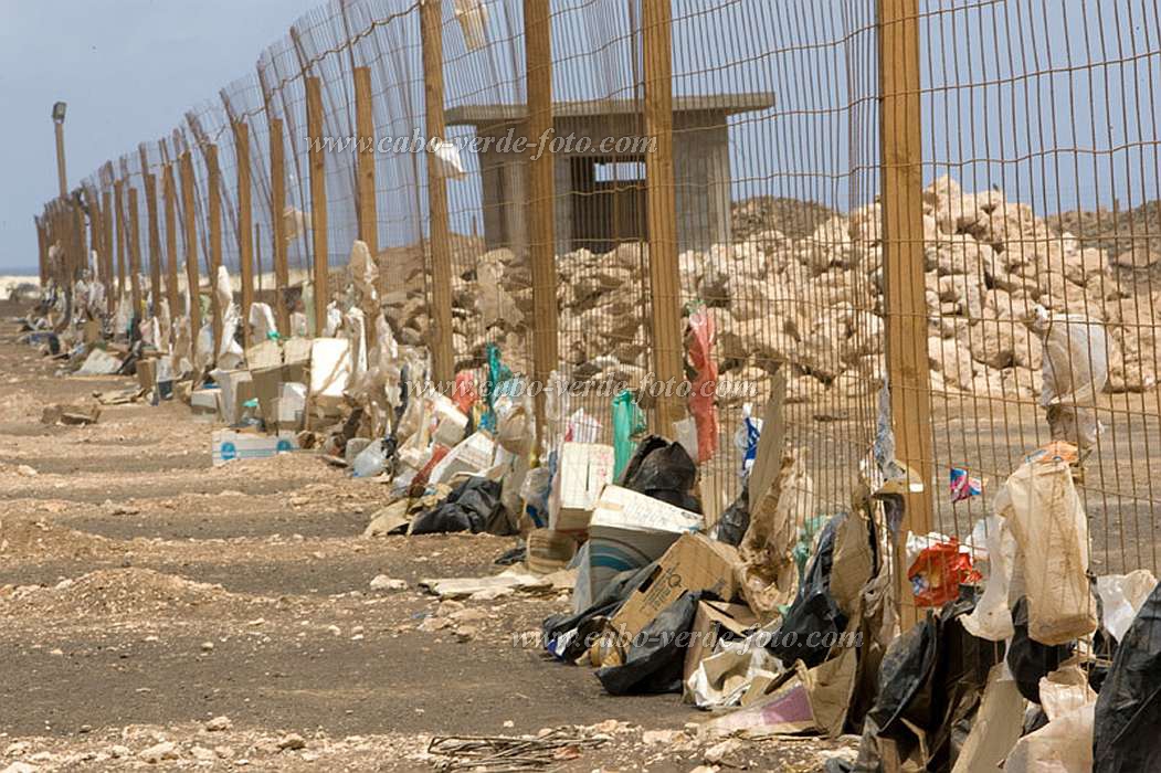 Sal : Santa Maria : litter blown to building site fence : Landscape TownCabo Verde Foto Gallery