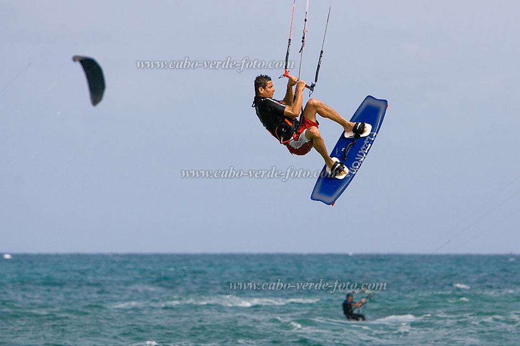 Insel: Sal  Wanderweg:  Ort: Santa Maria Motiv: Kitesurfen Motivgruppe: People Recreation © Florian Drmer www.Cabo-Verde-Foto.com