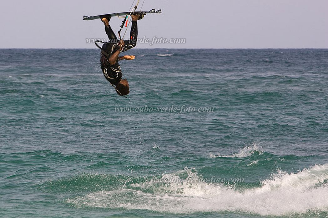 Insel: Sal  Wanderweg:  Ort: Santa Maria Motiv: Kitesurfen Motivgruppe: People Recreation © Florian Drmer www.Cabo-Verde-Foto.com