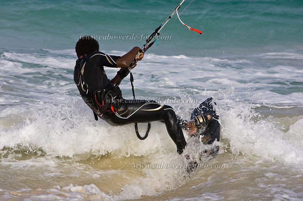 Insel: Sal  Wanderweg:  Ort: Santa Maria Motiv: Kitesurfen Motivgruppe: People Recreation © Florian Drmer www.Cabo-Verde-Foto.com