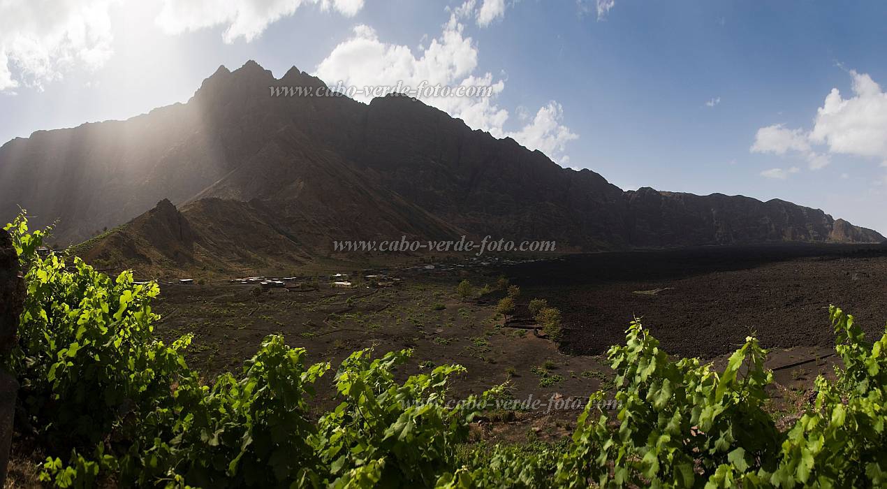 Insel: Fogo  Wanderweg:  Ort: Ch das Chaldeiras Motiv: Panorama Motivgruppe: Landscape Mountain © Florian Drmer www.Cabo-Verde-Foto.com